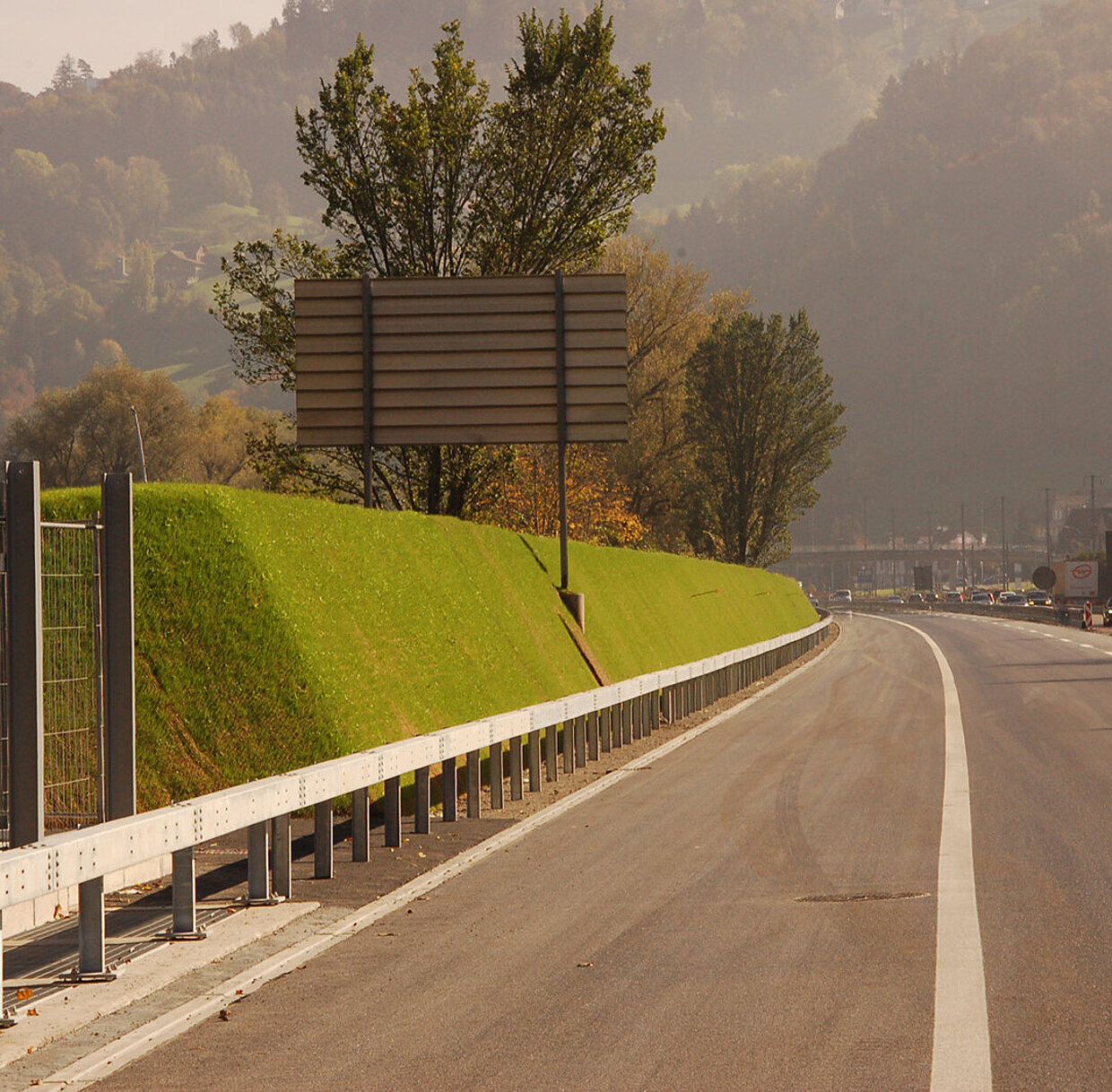 Lärmschutz mit R+F Ecowall oder Winkelgittern zur Eindämmung von Verkehrslärm